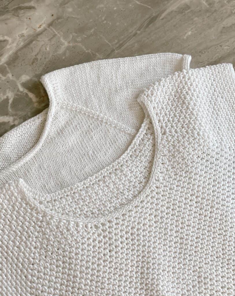  t-shirt en tricot parfait et t-shirt en crochet parfait se superposant l'un à côté de l'autre pour montrer les similitudes et les différences 